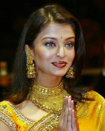 Aishwarya Rai Wallpaper, Aishwarya Rai Makeup, Yellow Sari, Aishwarya Rai Pictures, Indian Gown, Aishwarya Rai Photo, Aishwarya Rai Bachchan, Mangalore, Indian Gowns