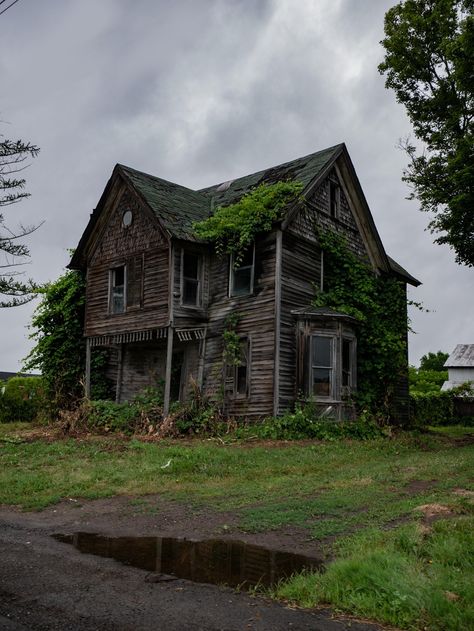 Haunted Houses In America, Gaming House, Creepy Old Houses, House Paintings, House In New York, Abandoned Farm, Derelict Buildings, Creepy Houses, Old Abandoned Houses