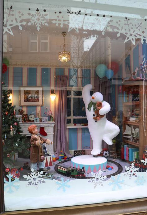 Gnome Window Display, Christmas Toy Store Window Display, Snowman Window Display, Christmas Retail Window, Christmas Window Display Home, Snowman Display, Christmas Mural, Advent Windows, Christmas Toy Store