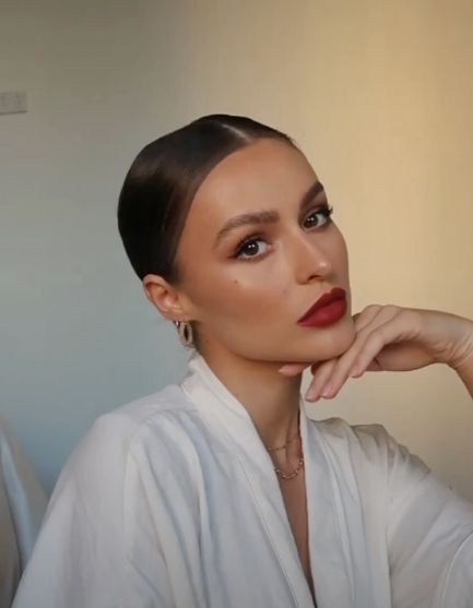 Bun Makeup Looks, Simple Chic Makeup, Classy Makeup Aesthetic, Subtle Evening Makeup, Polished Makeup Look Classy, Modern Bridal Makeup Looks, Sophisticated Makeup Look, Subtle Red Lip Makeup, Modern Bride Makeup