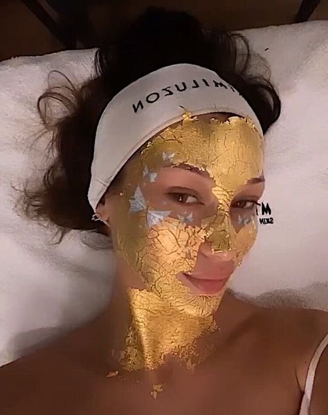 Mud Masks, Gold Face Mask, Gua Sha Massage, Sleep Eye, Vogue Beauty, Gold Face, Healthy Girl, Golden Girl, Fashion Weeks