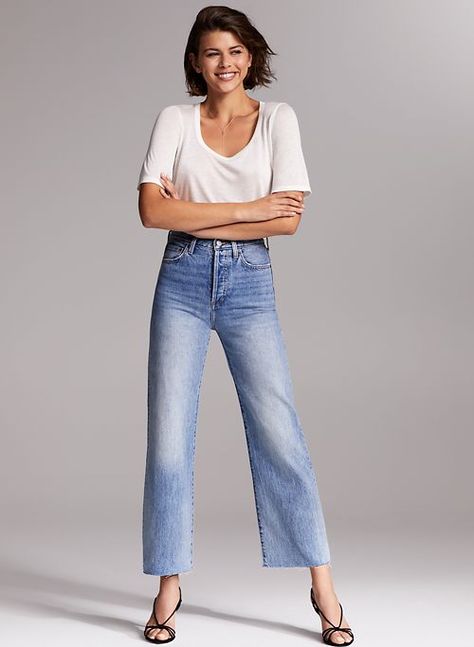 70s Icons, Pants Form, White Shirt And Blue Jeans, Mum Jeans, Romantic Classic, Jean Mom, Fall Ootd, Woman Jeans, Summer Attire