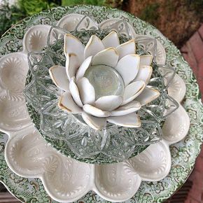 Dish Flowers Yard Art Diy, Garden Glass Art, Glass Flowers For The Garden, Plate Flowers Garden, Glassware Garden Art, Dish Art, Glassware Crafts, Gardening Decor, Plate Flowers