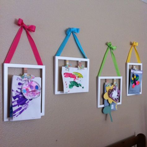 Studio Seni, Art Display Wall, Diy Kids Art, Displaying Kids Artwork, Art Display Kids, Frame Kids Art, Kids Rooms Diy, Trendy Diy, Hanging Artwork