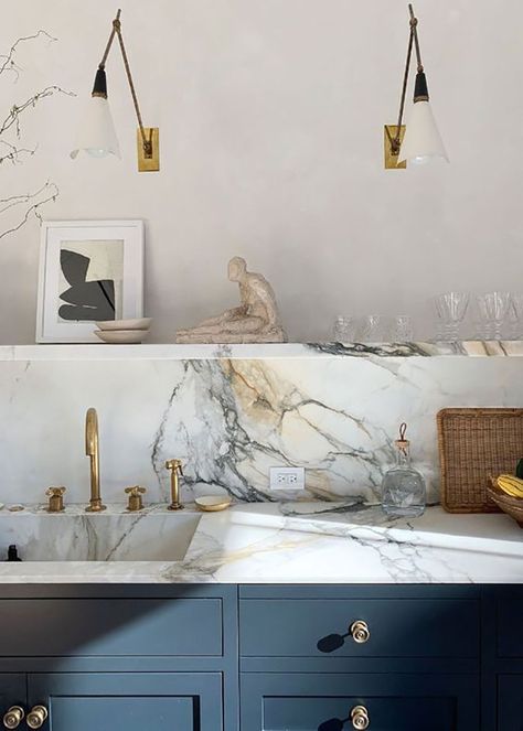 Marble Counter, Home Luxury, Kitchen Marble, Farmhouse Style Kitchen, Decor Essentials, Modern Farmhouse Kitchens, Counter Tops, Marble Countertops, Kitchen Space