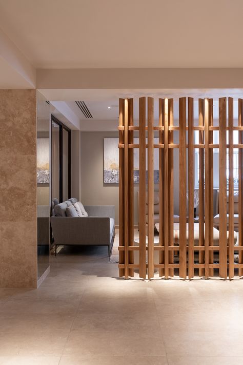 Interior Wall Screening Ideas, Hotel Partition Design, Luxury Partition Design, Screen Design Interior, Interior Design Partition, Unique Partition Design, Partitions Design, Wooden Partition Design, Wooden Partition