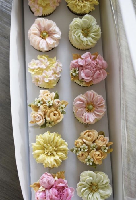 Deserts Cupcakes, Floral Dessert, Royal Icing Flowers, Buttercream Flower Cake, Cupcake Cake Designs, Cupcake Bakery, Buttercream Cupcakes, Cupcake Icing, Cupcake Bouquet