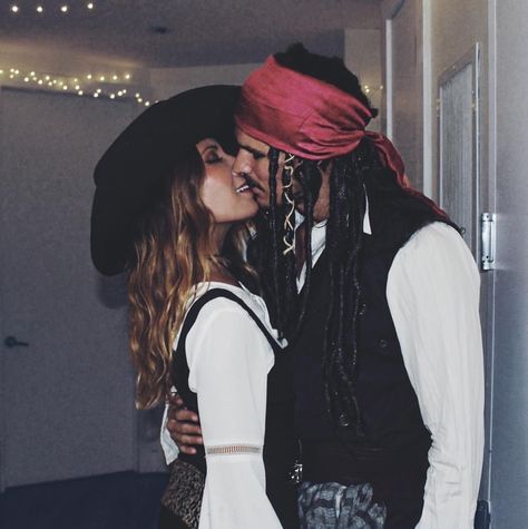 Cute Couples Costumes, Kostuum Halloween, Fest Temaer, Pirate Halloween Costumes, Costumes Couples, Pirate Halloween, Couples Halloween Outfits, Duo Halloween Costumes, Couple Costumes