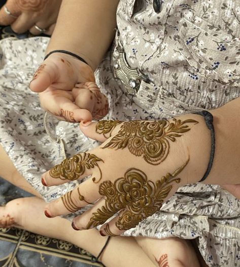 Child Mehndi Design, Baby Girl Mehndi Design, Baby Mehandi, Baby Mehendi, Beautiful Mahendi, Kids Mehndi Designs, New Simple Mehndi Designs, Henna Tree, Baby Mehndi