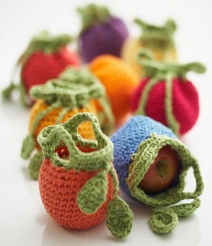 Not sure what to bring the host of this year's Thanksgiving feast? How about some hand-picked goodies snuggled up in the Horn of Plenty Fruit Cozies? Crochet Phone Cases, Crochet Fruit, Crochet Cozy, Stitch Crochet, Yarn Projects, Crochet Basket, Crochet Purses, Crochet Home, Love Crochet