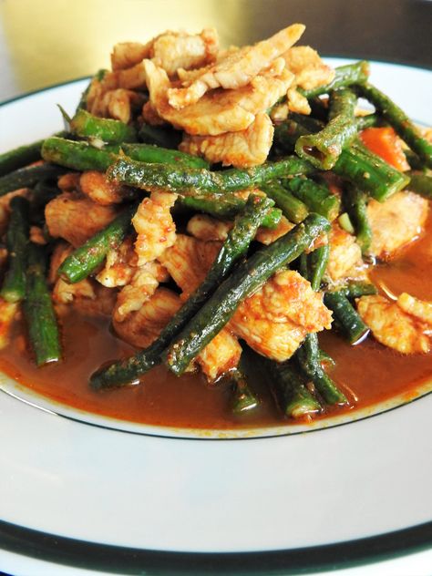 Unbelievable easy Pad Prik Khing Chicken and all we need is chicken, green beans, carrots, Prik Khing paste, olive oil, fish sauce, and stevia. Prik Khing Recipe, Prik King Recipe, Pad Prik King Recipe, Pad Prik King, General Tsaos Chicken Recipe, Hunan Chicken, Pad Prik, Green Beans Carrots, Chinese Fast Food