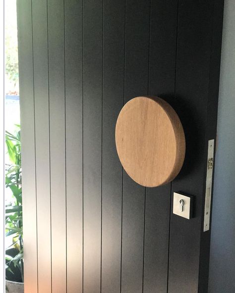 A huge thanks to Belinda for sharing this photo of the 'Large Round'. Finished, fitted and looking great against the dark colour of the… Front Door Pull Handle, Wood Door Handle, Round Front Door, Front Door Inspiration, Entry Door Handles, Modern Entrance Door, Door Pull Handle, Front Door Handles, Wood Front Doors