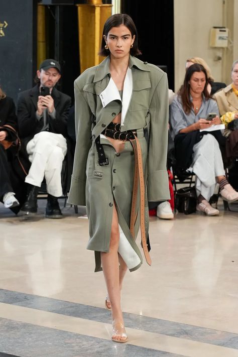 Ralph Lauren Spring 2023 Runway, Jacquemus Runway 2023, Green Suit Women, Spring 2023 Ready-to-wear Fashion Show, Ralph Lauren Spring 2024 Ready-to-wear, Trench Coat Runway 2022, Pre Fall Fashion, London Fashion Weeks, Winter Fashion Outfits Casual