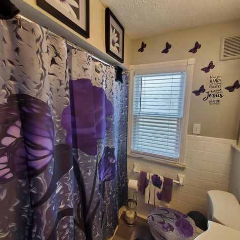 Purple Bathroom Ideas, Blue And Gold Living Room, Black Couch Living Room, Decorate House, Black Couch, Purple Bathroom Decor, Purple Bathroom, Beautiful Bathroom Decor, Beautiful Room Ideas