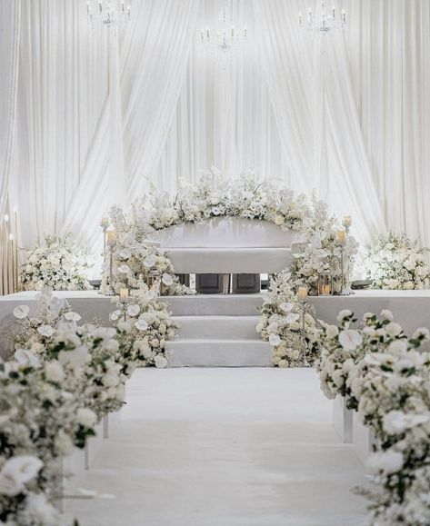 Pelamin White Theme, White Pelamin Wedding, Pelamin Dewan Mewah Putih, Pelamin Nikah Putih, Pelamin Putih Exclusive, Pelamin Minimalist Dewan, Pelamin Kahwin Dewan, White Wedding Stage Decor, Pelamin Nikah Mewah