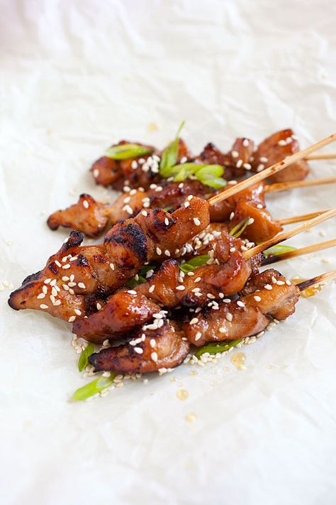 Honey Sesame Chicken Skewers Healthy Kabobs, Chicken On Skewers, Chicken Skewers Grilled, Sweet And Savory Chicken, Meat On A Stick, Chicken Skewer Recipe, Honey Sesame Chicken, Sesame Chicken Recipe, Honey Sesame