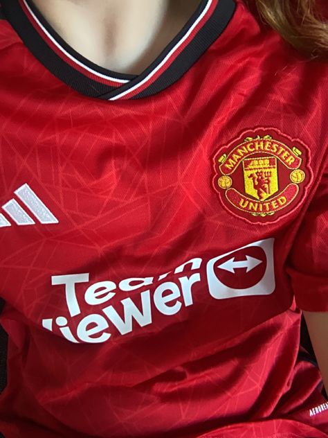 #football fan # Man United Manchester Jersey Outfit, Manchester United Jersey Outfit, Manchester United Outfit, Brunette Boys Aesthetic, Bra Photos, Manchester United Fans, Self Pictures, Roblox T-shirt, Stylish Photo Pose