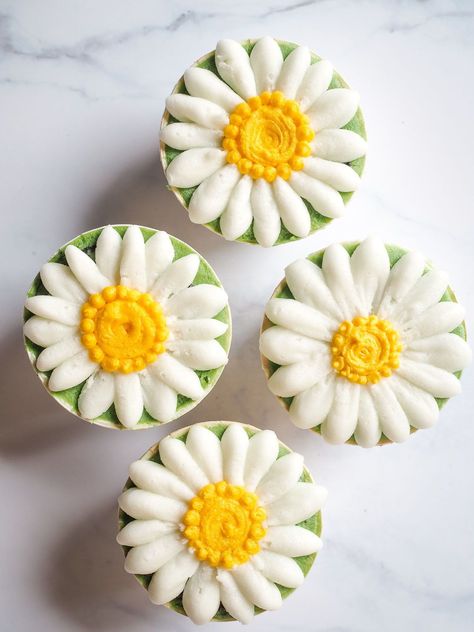 Cupcake Designs Flowers, Cupcakes Cute Decoration, Desserts Decoration, Easy Cupcake Decorations, Spring Cupcake Designs, Flowered Cupcakes, Flower Cupcakes Ideas Easy, Easy Diy Cupcakes Decorating, Happy Cupcakes