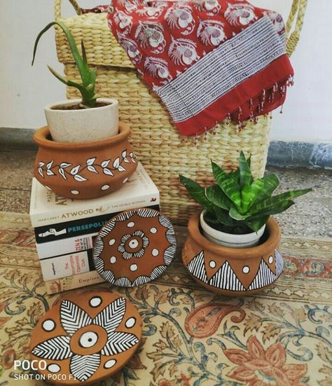 Biryani Pot Painting, Pot Painting Indian, Biryani Pot Painting Ideas, Terracotta Painting, Movable Furniture, Teracotta Pots, Bird Paintings On Canvas, Diy Floral Decor, Diy Hanging Planter