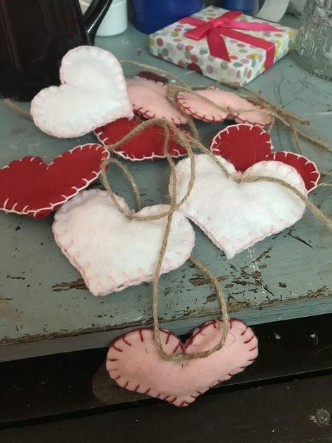 Diy Felt Heart Garland, Heart Felt Garland, Felt Hearts Valentine, Quilted Heart Garland, Felt Valentines Garland, Heart Garland Fabric, Felt Crafts Valentines Day, Homemade Valentine Decorations, Valentine Felt Ornaments