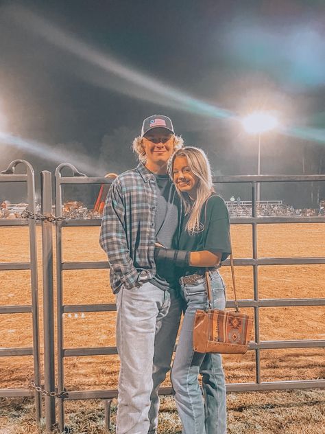 Rodeo With Boyfriend, Cute Rodeo Couple Pics, Rodeo Couple Pictures, Rodeo Boyfriend, Country Date Night Outfit, Rodeo Couples Goals, Country Love Aesthetic, Country Boyfriend Goals, Rodeo Date