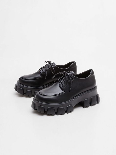 Chunky Black Shoes, Sepatu Loafers, Black Shoe Boots, Gents Shoes, Mens Glasses Fashion, Women Platform Sneakers, Trendy Shoes Sneakers, Chunky Loafers, All Nike Shoes