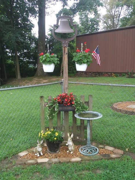 Rustic Bird Bath Ideas, Landscaping Decor Ideas, Diy Flower Beds In Front Of House Cheap, Watering Can Decor Ideas, Bird Bath Garden Flower Beds, Rustic Flower Beds In Front Of House, Rustic Yard Ideas, Front Yard Sitting Area Ideas, Lawn Decor Ideas