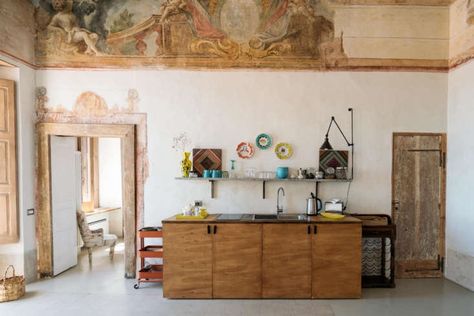 Kitchen With Pillar, Kitchen Glass Cabinets, Plate Shelves, Farmhouse Pottery, Charming House, Contemporary Apartment, Italian Kitchen, Wooden Beams, Eclectic Interior