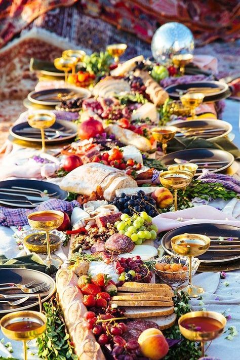 Bohemian beachside fall picnic from The Venue Report Bohemian Food, Bohemian Picnic, Beverage Ideas, Picnic Spread, 21 Diner, Fall Picnic, Fall Dinner Party, Black Wedding Cakes, Grazing Table