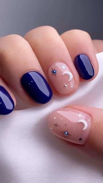 30 Stunning Nail Art Ideas for Short Nails You Need to Try - divagaze.com Simple Light Nails, Floral Manicure Ideas, Super Short Nails Ideas Simple, Nails Round Short, Short Nails Design Ideas 2024 Summer, Round Short Nails, Acrylic Nail Designs Short, Simple Flower Nails, January Nail Ideas