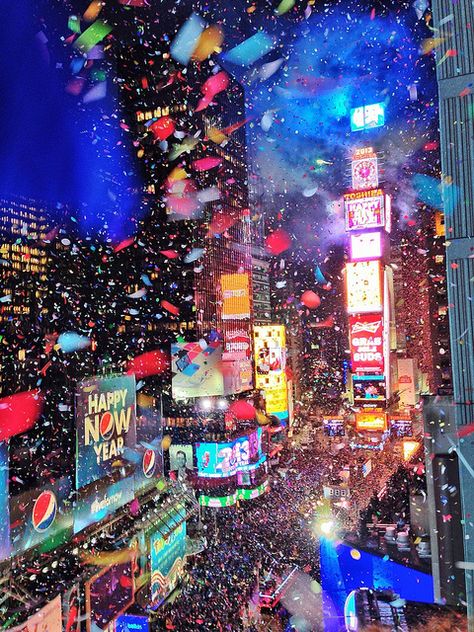 2013 at New York Marriott Marquis ~ New Years Times Square celebration!! Awesome pic! New York Noel, New York City Aesthetic, All The Bright Places, Voyage New York, Flatiron Building, Earth Pictures, Empire State Of Mind, Ellis Island, East River