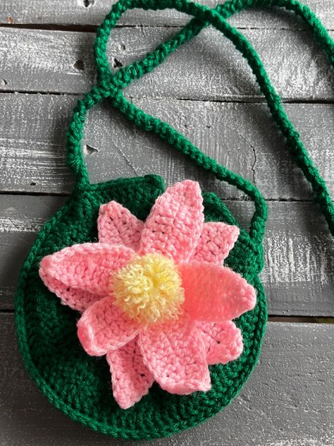 Pink Lotus on a green lily pad themed purse. Crochet Lily Pad, Running Bag, Fairy Outfit, Pad Bag, Crochet Purse, Crochet Purse Patterns, Purse Patterns, Ideas Creative, Crochet Bags