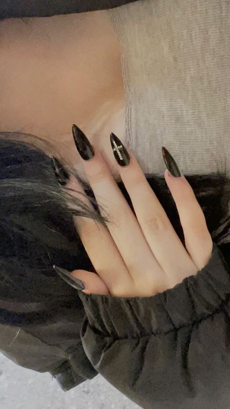 Goth Nails Art, Goth Cross Nails, Goth Inspired Nails, Goth Nails Coffin Shape, Y2k Nails Cross, Black Nails Cross, Black Nails Emo, Nails Cross Design, Cross Nails Design