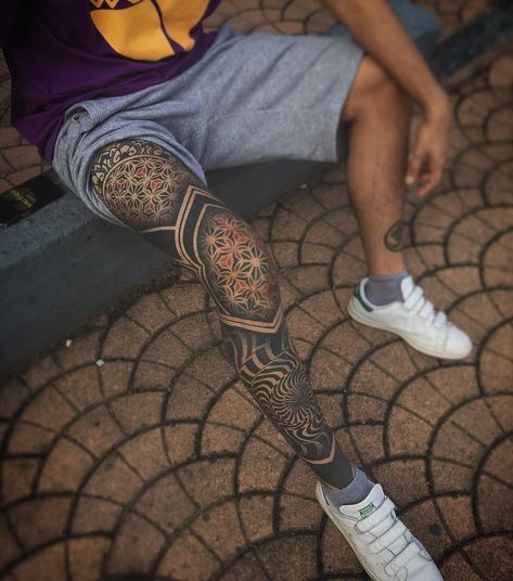 Men's Chest Tattoo Ideas, Geometric Tattoo Leg Sleeve, Geometric Tattoo Leg, Tattoo Perna, Chest Tattoo Ideas, Backpiece Tattoo, Geometric Sleeve Tattoo, Full Leg Tattoos, Maori Tattoo Designs