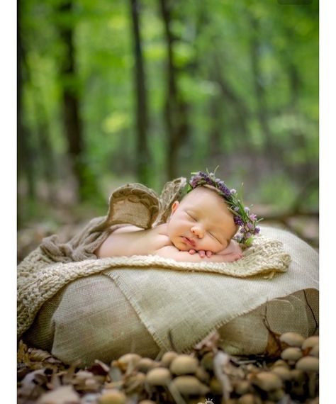 Outdoor Photography Ideas, Outdoor Newborn Photos, Outdoor Baby Photography, Outdoor Newborn Photography, Diy Newborn Photography, Mother Baby Photography, Meet Cute, Foto Newborn, Baby Pictures Newborn