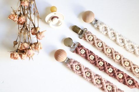 Macrame Business, Macrame Pacifier Clip, Personalized Macrame, Pacifier Clips Diy, Macrame Baby, Personalized Pacifier, Keychain Pattern, Binky Clips, Baby Pacifier Clip