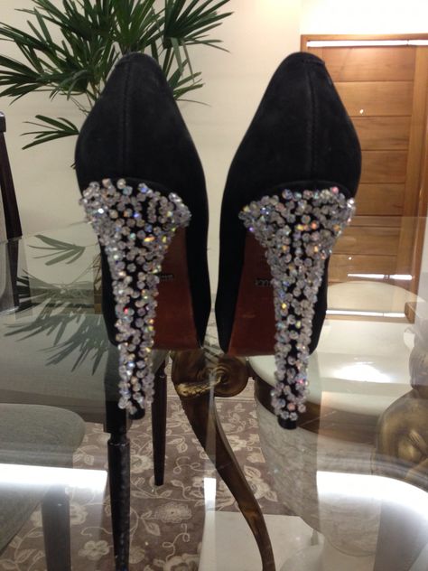 Sapato com o salto cravejado em Cristais Swarovski. Stiletto Heels, Heels