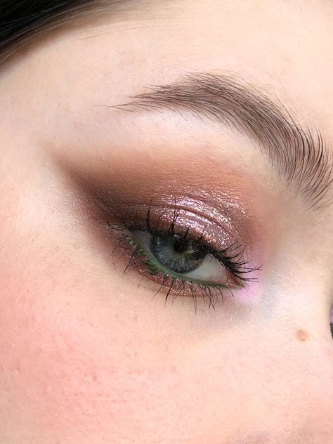 Pink Eyeliner Green Eyes, Huda Rose Quartz Looks, Rose Eye Makeup, Estilo Rachel Green, Occasion Makeup, Artsy Makeup, Pink Eyeliner, Maquillage On Fleek, Romantic Makeup