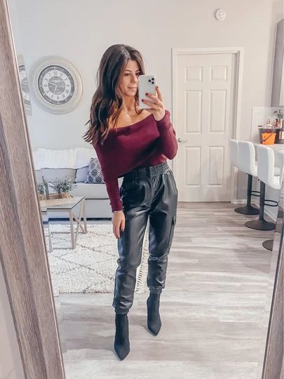 Jogger Pants With Boots Outfit, Leather Joggers Outfit Night Going Out, Joggers With Sweater Outfit, How To Style Leather Joggers, Leather Joggers Outfit Night, Leather Joggers Outfit, Leather Jogger Pants, Jogger Pants Outfit, Outfits New Year