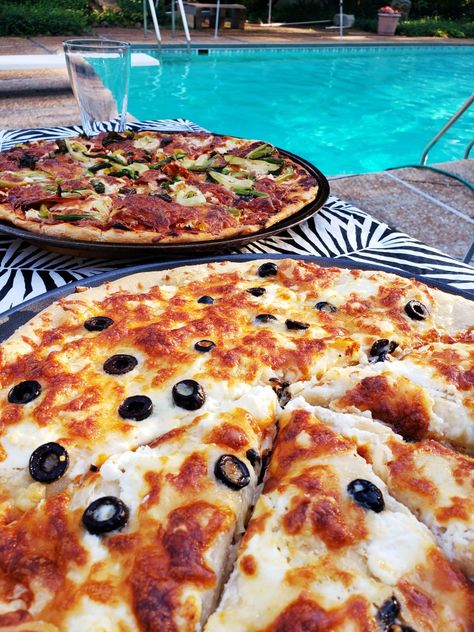 Pizza by the pool Pizza And Pool Party, Pizza Pool Party, Vegetarian Recepies, Wedding Pool Party, Vegan Bolognese, Local Pizza, Veggie Lasagna, Cheesy Garlic Bread, Pool Birthday