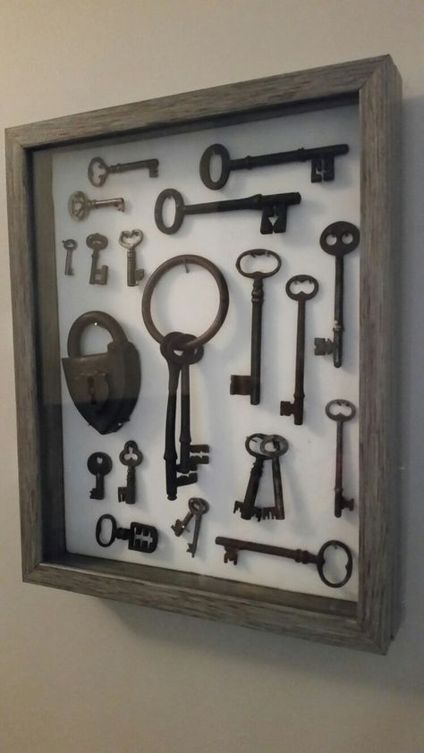 Antique Key Display, How To Display Old Keys Ideas, Displaying Skeleton Keys, Skeleton Keys Crafts, Skeleton Key Decor Ideas, Key Collection Display, Ideas For Old Keys, Antique Keys Decor, Antique Keys Crafts