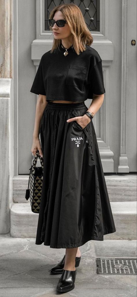 Street Style 2023 Summer City Outfit Summer Street Style, Classic Street Style Minimal Chic, Skirt Street Style 2023, Summer City Outfits Street Style, Korean Casual Outfits Street Styles, Pleated Skirt Street Style, Mules Street Style, Modern Vampire, Skirt Street Style