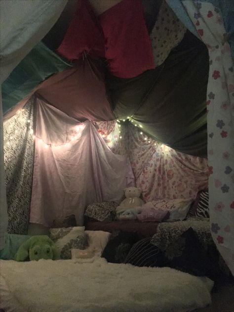 Fort Aesthetic Blanket, Nostalgia Bedroom Aesthetic, Huge Blanket Fort, Cosy Blanket Fort, Pillow Fort Room, Fort Ideas Aesthetic, Pillow And Blanket Fort, Big Forts For Sleepovers, Slumber Party Room