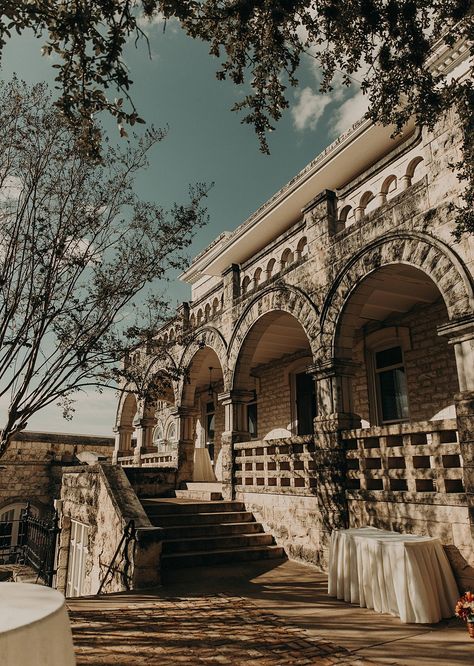 Image by Nikk Nguyen || Austin Texas Wedding // A few weeks ago, we published our best Austin wedding venues. Our LOOKSLIKEFILM member Nikkolas Nguyen photographed a beautiful wedding at Chateau Bellevue. Diy Vintage Wedding Decor, Table Settings Wedding Decor, 1940 Wedding, 1950's Wedding Dress, Italian Garden Party, Austin Texas Wedding Venues, Austin Texas Photography, Retro Wedding Inspiration, Indoor Wedding Venues