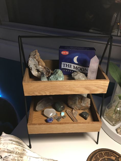 Crystal Collection Display Ideas, Crystal Setup, Crystal Collection Display, Rock Collection Display, Black Bookshelves, Crystal Bedroom, Crystal Room Decor, Dorm Desk, Crystal Room