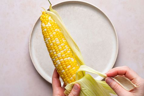 Shucking corn can be messy and take a long time (the corn silk always gets everywhere!) But this method makes it so much simpler, without all the cleanup. Here’s how to shuck corn using a microwave and a knife. Shuck Corn, Microwave Corn, Shucking Corn, Lobster Boil, Hot Corn, Food Film, Buttered Corn, Jacque Pepin, Hot Bread