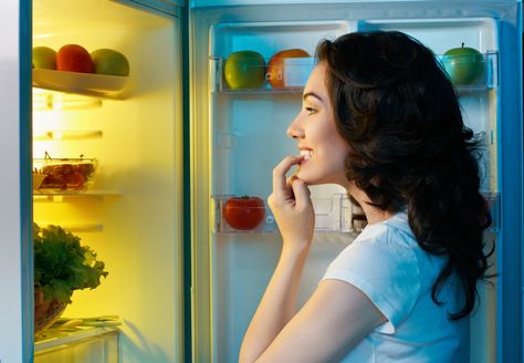 Eating before bed does NOT magically make you gain weight. In fact, eating healthy snacks before bed can help you lose fat & even sleep better. Find out why Healthy Bedtime Snacks, Healthy Eating Snacks, Womens Health Magazine, Health Magazine, Tempeh, Edamame, What To Eat, How To Slim Down, Tortilla Chips