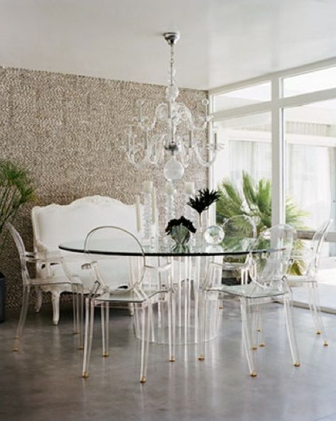 1a6e5f06dbdea7233cd73c38eee173da Louis Ghost Chair, Lucite Chairs, Lucite Furniture, Ghost Chairs, Dining Room Contemporary, Acrylic Furniture, Table Glass, Casa Vintage, Design Blogs