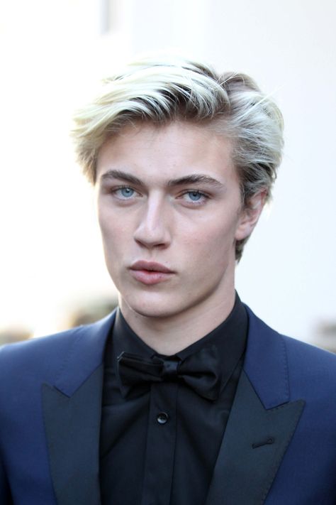 Our favourite blue-eyed, peroxide blonde model is now adding author to his repertoire Blue Eyes Aesthetic, Mata Biru, Blonde With Blue Eyes, Blue Eyed Men, Lucky Blue Smith, Lucky Blue, Blonde Boys, Blonde Hair Blue Eyes, Corte De Cabelo Masculino