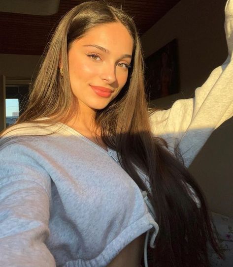 Julia Knezevic on Instagram: "golden 💛" Julia Knezevic, Pretty Selfies, Beauty Inspiration, Dark Hair, Aesthetic Girl, Loki, Cortes De Cabello Corto, Hair Inspo, Natural Makeup